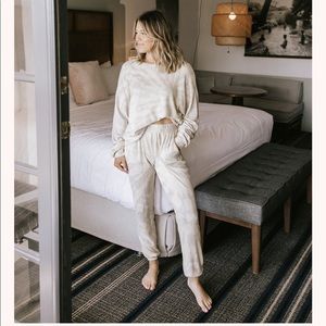 NWT neutral ground jogger set